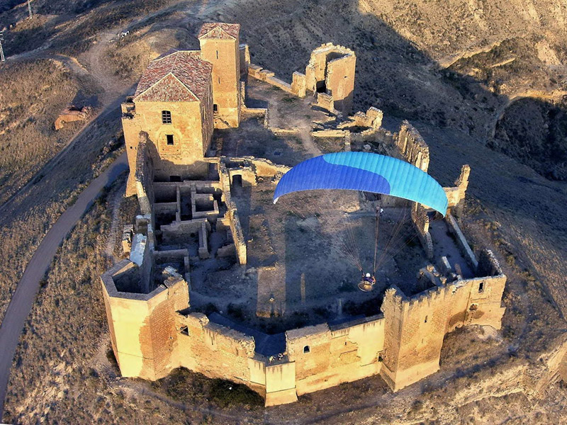 PERÍMETRO DEL CLAUSTRO EN PRIMER PLANO. AL FONDO, MURO SUR DEL TEMPLO Y TORRE DEL HOMENAJE